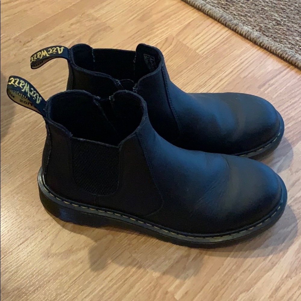 DOC MARTENS Chelsea boot barely worn!!